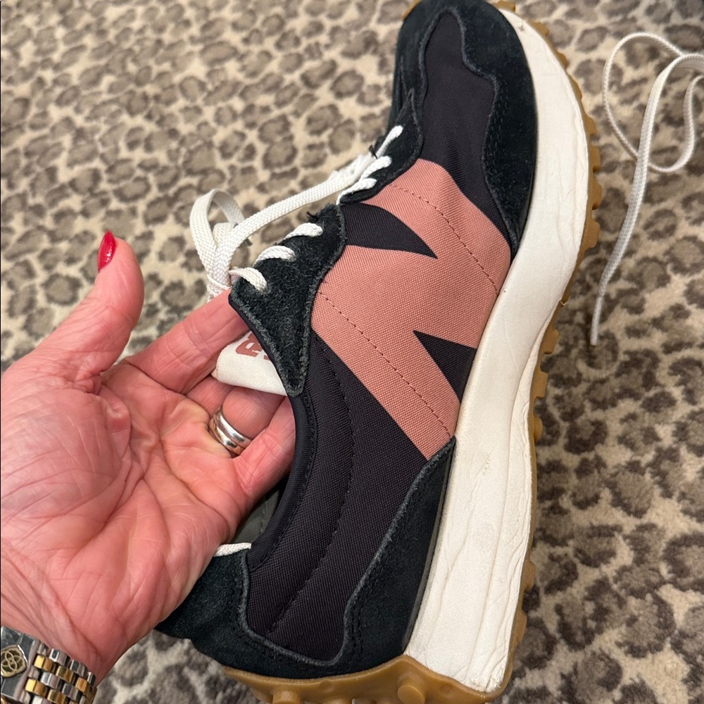 New Balance 327 women’s size 9. Black w/pink logo. Comfortable & FUN… L🩷🩷K! - Picture 9 of 15